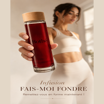 Tisana “FAIS-MOI FONDRE” – donna che tende la bottiglia piena verso l’obiettivo