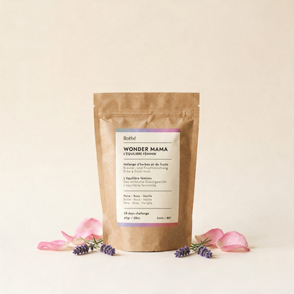 Bustina in carta kraft Bothé WONDER MAMA, tisana per il ciclo mestruale, avvolta da rametti di lavanda e petali di rosa